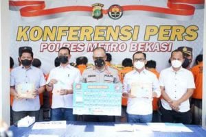 Kapolres Metro Bekasi, Kombes Gidion Arif Setyawan saat memimpin gelar perkara kasus peredaran narkoba di Mapolres Metro Bekasi, Selasa (26/04).