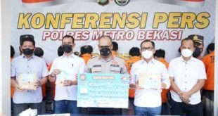 Kapolres Metro Bekasi, Kombes Gidion Arif Setyawan saat memimpin gelar perkara kasus peredaran narkoba di Mapolres Metro Bekasi, Selasa (26/04).