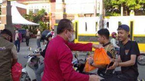 Kabid IKP Diskominfosantik Kabupaten Bekasi, Iis Wahyudianto didampingi para pejabat fungsional, memimpin pembagian paket makanan buka puasa untuk warga yang melintas di salah satu ruas jalan di Kecamatan Cikarang Barat, Sabtu (23/04).