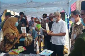 Kadiskop dan UKM Kabupaten Bekasi Iyan Priyatna mendampingi Menteri Koperasi dan UKM (MenKop UKM) Teten Masduki membuka Bazar Mudik Lebaran 2022 yang dilaksanakan selama tiga hari, yaitu pada 28-30 April 2022 di Rest Area 39 A Ruas Tol Jakarta-Cikampek, pada Kamis (28/04)