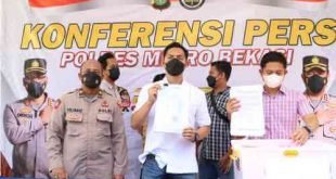 Kepala Unit Kriminal Khusus (Kanit Krimsus) Satuan Reskrim Polres Metro Bekasi, AKP Heru Erkahadi saat memimpin gelar perkara kasus dugaan korupsi yang melibatkan DT (53), Kamis (07/04).