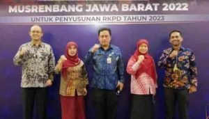 Sekretaris Daerah Kabupaten Bekasi, Dedy Supriyadi saat menghadiri langsung kegiatan Musyawarah Perencanaan Pembangunan (Musrenbang) untuk penyusunan Rencana Kerja Perangkat Daerah (RKPD) Provinsi Jawa Barat Tahun 2023.