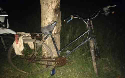 Sepeda milik N (74) yang diparkir di bantaran Kali Gelonggong saat N menjaring ikan .