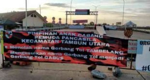 Aksi protes warga di ruas jalan menuju salah satu Gerbang Tol Cibitung – Cilincing yang berada di Kecamatan Tambun Utara, Kamis (28/04).