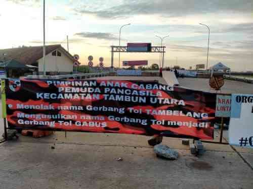 Aksi protes warga di ruas jalan menuju salah satu Gerbang Tol Cibitung – Cilincing yang berada di Kecamatan Tambun Utara, Kamis (28/04).