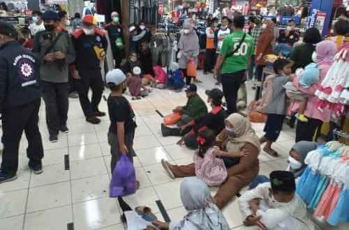 Garda Metal FSPMI yang tergabung dalam FKJ saat mendampingi anak-anak yatim berbelanja baju lebaran ke Sentra Grosir Cikarang (SGC), Sabtu (16/04).