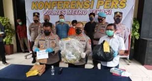 Kepala Kepolisian Resort Metro Bekasi, Kombes Gidion Arief Setiawan saat gelar perkara kasus penemuan mayat di sungai Kalen Rasmi, Jum'at (01/04).
