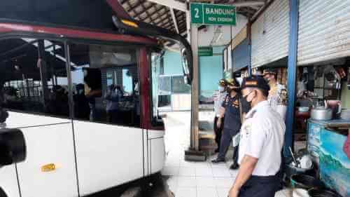 Petugas dari Dinas Perhubungan (Dishub) Provinsi Jawa Barat saat melakukan kegiatan inspeksi keselamatan (ramp check) armada bus Antar Kota Antar Provinsi (AKAP) di Terminal Cikarang, Selasa (19/04).