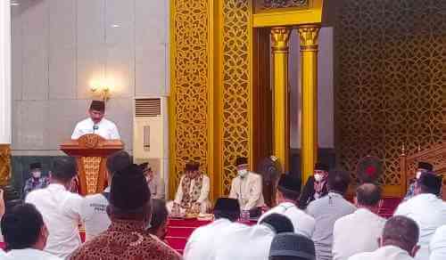 Plt Bupati Bekasi, Ahmad Marjuki saat menghadiri acara Tarhib Ramadan 1443 Hijriah Tingkat Kabupaten Bekasi di Masjid Agung Nurul Hikmah komplek perkantoran pemerintahan Kabupaten Bekasi, Desa Sukamahi, Kecamatan Cikarang Pusat pada Jumat (01/04) pagi.