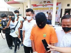 SBR (47) digelandang ke jeruji besi oleh petugas Kepolisian Resort Metro Bekasi, Selasa (19/04).