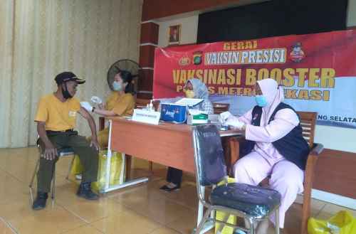 Vaksinasi booster di Desa Serang, Kecamatan Cikarang Selatan, Kamis (07/08).