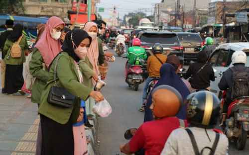 Kegiatan Takjil On The Road di Jl. Raya Sultan Hasanudin, Kecamatan Tambun Selatan, Jum'at (16/04).