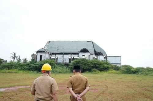 Pj Bupati Bekasi Dani Ramdan saat meninjau lokasi lahan eks gedung Islamic Center Kabupaten Bekasi | Foto: Yubunk