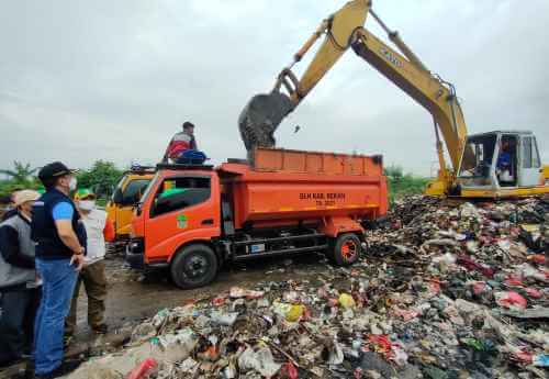 Pj Bupati Bekasi Dani Ramdan merespons keluhan warga yang terganggu akibat tumpukan sampah di Perum Metland Cibitung, Desa Telaga Murni, Kecamatan Cikarang Barat