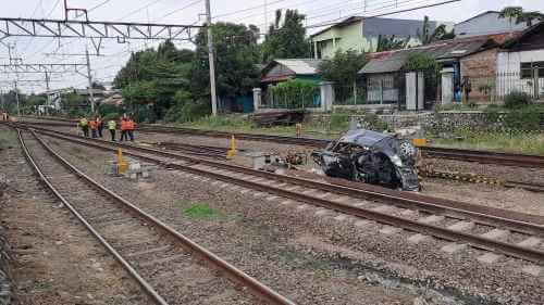 Pasca kejadian, bangkai kendaraan dievakuasi ke tepi rel sedangkan jasad korban dibawa ke RSUD Kabupaten Bekasi.