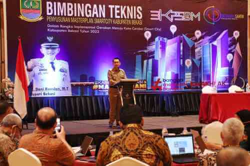 Pj Bupati Bekasi Dani Ramdan saat membuka secara resmi Bimbingan Teknis (Bimtek) Penyusunan Masterplan Smart City Kabupaten Bekasi di Hotel Nuanza Hotel & Convention Cikarang Selatan, Senin (06/06).