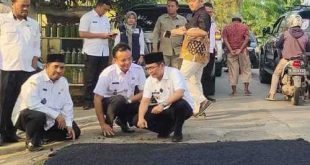 Penjabat (Pj) Bupati Bekasi Dani Ramdan meninjau perbaikan jalan di Desa Setialaksana Kecamatan Cabangbungin