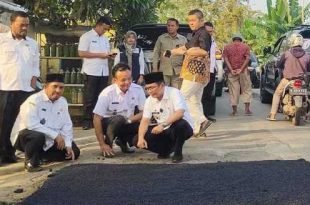 Penjabat (Pj) Bupati Bekasi Dani Ramdan meninjau perbaikan jalan di Desa Setialaksana Kecamatan Cabangbungin