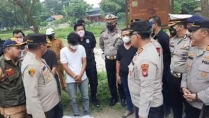 Kapolres Metro Bekasi, Kombes Gidion Arief Setiawan saat memimpin rilis ungkap kasus di lokasi kejadian, Senin (06/06) siang.