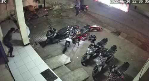 screenshot rekaman CCTV aksi pencurian kendaraan bermotor yang berhasil digagalkan pemilik motor di di Jalan Cikarang Cibarusah, RT 07 RW 01, Desa Sukaresmi, Kecamatan Cikarang Selatan pada Jum’at (10/06) malam.