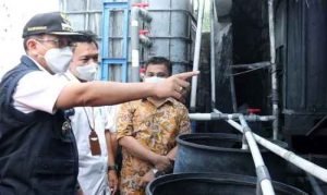Pj Bupati Bekasi Dani Ramdan saat melakukan inspeksi proses pembuangan limbah PT Kimu Sukses Abadi.