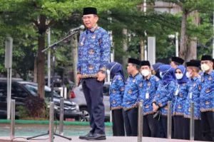 Penjabat (Pj) Bupati Bekasi Dani Ramdan saat memimpin upacara di Plaza Pemkab Bekasi, Komplek Perkantoran Pemkab Bekasi.
