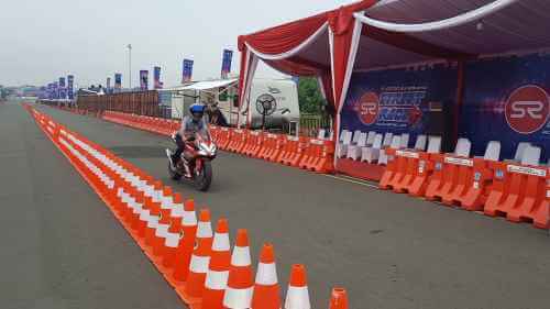 Salah seorang peserta menjajal trek street race di area Central Park Meikarta, Jum'at (17/06) sore.