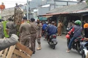 Proses penertiban lapak milik para pedagang kaki lima (PKL) di Pasar Baru Bojong yang mengambil bahu jalan.
