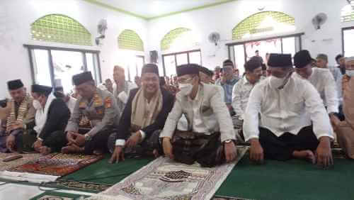 Pj Bupati Bekasi Dani Ramdan, saat melaksanakan shalat Idul Adha tingkat Kabupaten Bekasi 1443 H/2022, di Mesjid Jamie Nurul Hidayah Kampung, Babakan, Desa Labansari, Kecamatan Cikarang Timur, Minggu (10/07).