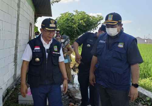 Pj Bupati Bekasi Dani Ramdan didampingi Plt Kepala Dinas Perumahan, Kawasan Permukiman dan Pertanahan (Disperkimtan) Kabupaten Bekasi Nur Chaidir saat meninjau Rutilahu di Kecamatan Cibitung, Selasa (05/07) lalu.