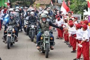 Gubernur Jawa Barat, Ridwan Kamil bersama dengan Pj Bupati Bekasi, Dani Ramdan touring menggunakan sepeda motor melintasi 5 desa dan dismabut antusias oleh warga yang dilintasi beberapa waktu lalu.