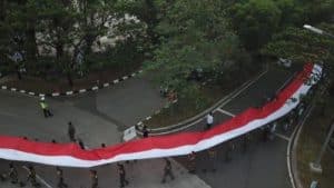 Iring-iringan peserta Kirab Kebangsaan dan Budaya yang membentangkan bendera merah putih sepanjang 72 meter saat tiba di Komplek perkantoran Pemkab Bekasi, Senin (15/08) petang.