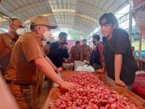 Penjabat Bupati Bekasi, Dani Ramdan berdialog dengan salah seorang pedagang terkait kondisi Pasar Induk Cibitung pasca direvitalisasi.