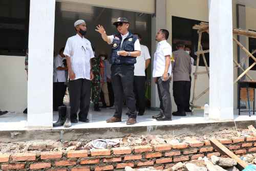 Pj Bupati Bekasi, Dani Ramdan meninjau pembangunan SMPN 1 Cikarang Barat, Kelurahan Telagaasih, Rabu (24/08)