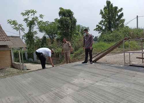 Camat Cibarusah, Muhamad Kurnaepi meninjau perbaikan jalan di perbatasan Kabupaten Bekasi dan Kabupaten Bogor,