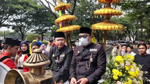 ubernur Jawa Barat Ridwan Kamil didampingi Pj Bupati Bekasi Dani Ramdan Plaza Pemkab Bekasi langsung dari atas Kereta Kencana Candrabhaga di Komplek Pemda, Kecamatan Cikarang Pusat pada, Senin (15/08).