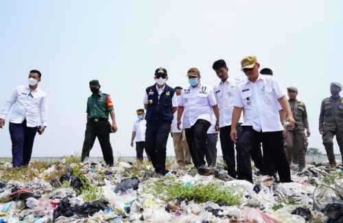 Pj Bupati Bekasi Dani Ramdan saat melakukan peninjauan ke lokasi TPS,, Rabu (24/08).