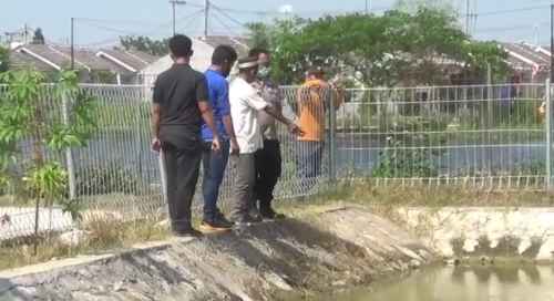 Pihak Kepolisian Sektor Cikarang saat melakukan olah tempat kejadian perkara.