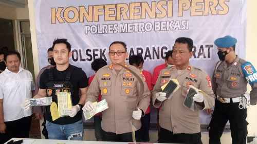 Wakapolres Metro Bekasi AKBP Erick Frendriz ck saat rilis ungkap kasus di Mapolsek Cikarang Barat, Senin (29/08).