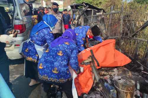 Petugas RSUD Kabupaten Bekasi saat mengevakuasi jasad korban kebakaran.,Rabu (17/08).