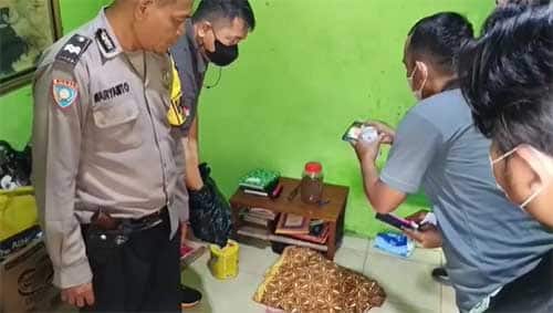 Petugas kepolisian saat melakukan olah TKP dan mengamankan sejumlah barang bukti di lokasi kejadian, Sabtu (10/09) siang.