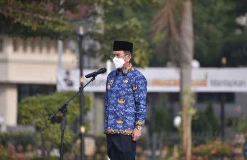 Pj Bupati Bekasi Dani Ramdan memimpin upacara Hari KORPRI, di Plaza Pemda, Komplek Pemkab Bekasi, Cikarang Pusat, Senin (19/09)