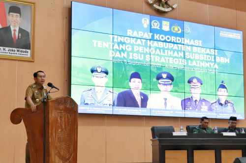 Pj Bupati Bekasi Dani Ramdan, saat berbicara dalam rapat koordinasi terkait pengalihan subsidi BBM dan isu strategis lainnya, di Gedung Swatantra Wibawa Mukti, Komplek Pemkab Bekasi, Cikarang Pusat, pada Senin (05/09)