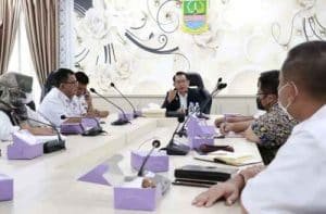 Pj Bupati Bekasi Dani Ramdan menggelar rapat bersama BBWS Ciliwung-Cisadane, Perum Jasa Tirta II dan dinas terkait di Kantor Bupati Bekasi,