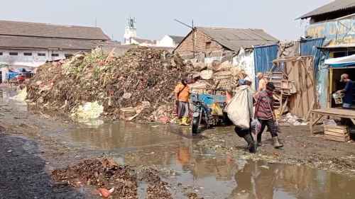 Tumpukan sampah di Pasar Induk Cibitung