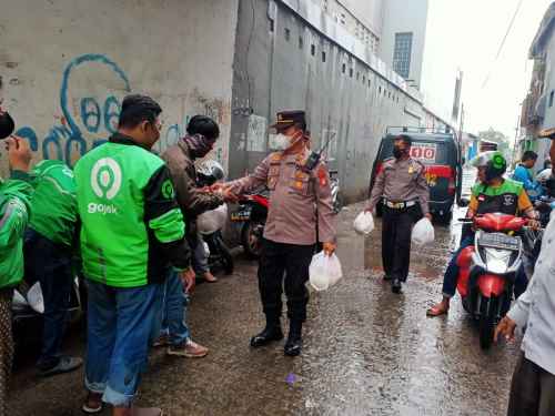 Waka Polsek Cikarang Utara, AKP Suwardi saat menyalurkan bantuan kepada masyarakat yang terimbas kenaikkan harga bahan bakar minyak (BBM), Kamis (08/09).