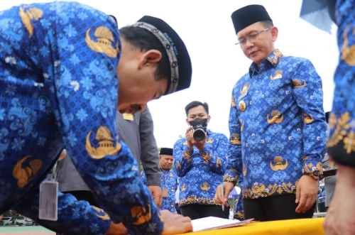 Pj Bupati Bekasi Dani Ramdan menyaksikan ikrar tanda tangan Netralitas ASN pada Pilkada serentak tahun 2024 yang dihadiri KPU dan Bawaslu Kabupaten Bekasi.