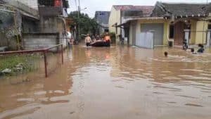 Banjir rendam pemukiman warga di Griya Setu Permai, Jum'at (07/10) pagi.