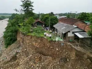 Sejumlah rumah warga terancam terkena longsor akibat kondisi lahan kritis di bantaran Sungai Cipamingkis di Kampung Cigoong Desa Sirnajati Kecamatan Cibarusah. Saat ini para pemilik rumah yang terdiri 11 orang Kepala Keluarga itu mengungsi atau tinggal bersama sanak saudaranya.