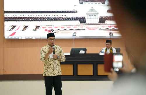 Gubernur Jawa Barat, Ridwan Kamil saat memimpin pertemuan dengan seluruh Camat dan Kepala Desa se-Kabupaten Bekasi di Gedung Wibawamukti, Komplek Pemerintah Kabupaten Bekasi, Kecamatan Cikarang Pusat, Jum’at (21/10).